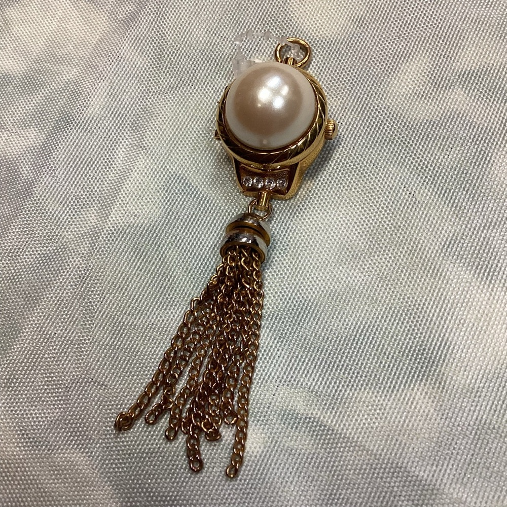 Elegant Gold and Pearl Tassel Pendant